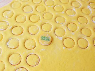 13、胡萝卜奶香小饼,再用饮料盖印出形状