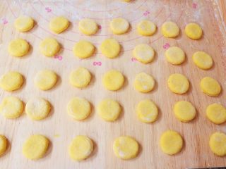 14、胡萝卜奶香小饼,剩下的边角料再次揉匀后再擀成1厘米左右的薄片，再用饮料盖印出形状，依次印好的饼胚要盖上保鲜膜防干