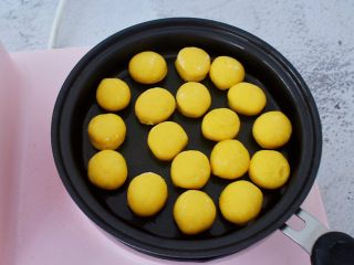 15、胡萝卜奶香小饼,平底锅刷少许食用油，依次先把第一次的饼胚放入锅中，小火煎至金黄色