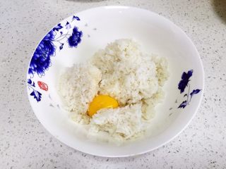 1、紫菜虾米蛋炒饭,米饭中打入一个鸡蛋