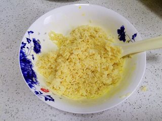 2、紫菜虾米蛋炒饭,放点盐，拌匀（用蛋液拌过的米饭炒出来特别松软）