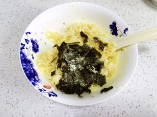3、紫菜虾米蛋炒饭,紫菜撕碎片放入米饭中
