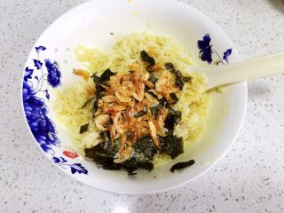 4、紫菜虾米蛋炒饭,虾米提前在干锅中小火炒一下（不放油），放入米饭中