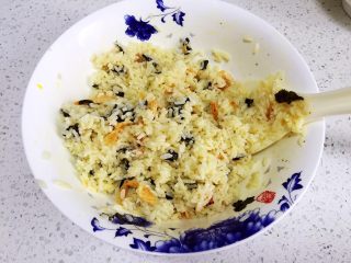 5、紫菜虾米蛋炒饭,将所有的材料拌匀