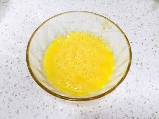 6、紫菜虾米蛋炒饭,另外两个鸡蛋打成蛋液，放一点盐