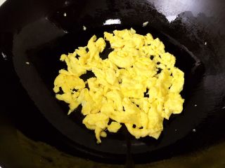 7、紫菜虾米蛋炒饭,热锅倒适量色拉油，把鸡蛋炒熟