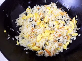 8、紫菜虾米蛋炒饭,倒入米饭，翻炒，炒一会后，倒一点橄榄油、胡椒粉