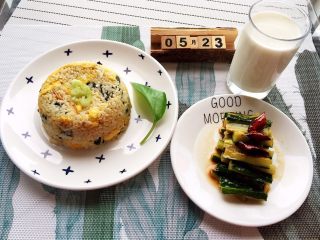 11、紫菜虾米蛋炒饭,配上爽口的酱黄瓜