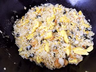 9、紫菜虾米蛋炒饭,米粒变松散后就可以出锅了