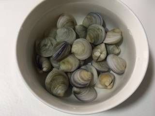 1、蛤蜊鸡蛋面疙瘩,将蛤蜊用淡盐水泡两个小时，然后充分洗涤干净备用