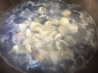 2、蛤蜊鸡蛋面疙瘩,锅里放入适量的水，放入蛤蜊