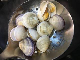 3、蛤蜊鸡蛋面疙瘩,放入蛤蜊，大火至蛤蜊全部开口，然后捞出