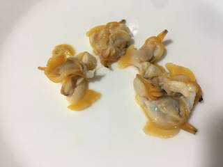 4、蛤蜊鸡蛋面疙瘩,去掉壳子留下肉质部分，把肠胃黑色的部分清理干净，有宝宝的一定要这样做，会比较的干净放心，如果是赶时间，你可以待会儿直接把蛤蜊放进去，不用把肉剥出来。煮蛤蜊的汤盛出来不要倒掉待会儿备用