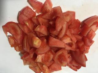 5、蛤蜊鸡蛋面疙瘩,番茄切成小块