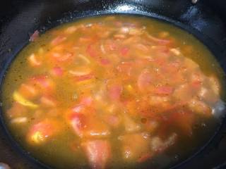 7、蛤蜊鸡蛋面疙瘩,把刚才煮蛤蜊的水慢慢的倒入番茄锅中，碗底的蛤蜊水倒掉，有时候会有少量的泥沙