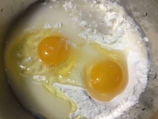 8、蛤蜊鸡蛋面疙瘩,取适量的面粉，加入两个鸡蛋，少许的盐，和适量的水，我喜欢在面里加入鸡蛋做出来，面团是比较蓬松的，家里的小孩比较喜欢这样吃