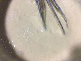 9、蛤蜊鸡蛋面疙瘩,用手动打蛋器朝一个方向搅拌均匀细腻的面糊，不要太稀了，否则煮出来太碎