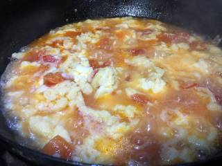 10、蛤蜊鸡蛋面疙瘩,锅里水开后，慢慢的倒入面糊