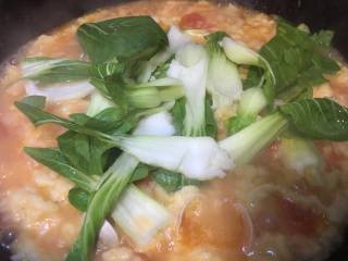 11、蛤蜊鸡蛋面疙瘩,大火煮开，放入蛤蜊肉，青菜稍煮片刻，撒入葱花和盐即可关火。