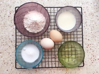 1、纸杯戚风蛋糕,准备所需食材；