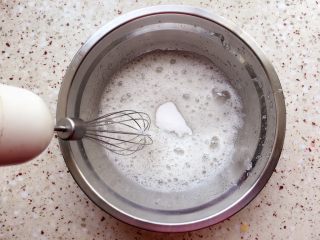 4、纸杯戚风蛋糕,打到大气泡时加入3/1白糖继续打发；