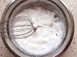 7、纸杯戚风蛋糕,直到提起打蛋器有小小尖峰时停止打发；放一旁备用；