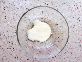 8、纸杯戚风蛋糕,色拉油、牛奶倒入盆里，搅打至完全混合；