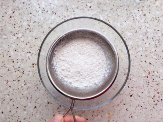 9、纸杯戚风蛋糕,筛入低粉；