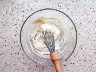 10、纸杯戚风蛋糕,称Z字形拌至无干粉状态即可；