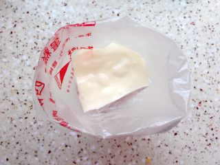 15、纸杯戚风蛋糕,倒入准备好的裱花袋；