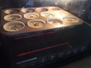 18、纸杯戚风蛋糕,烤箱提前预热，170度上下火25分钟左右，表面金黄色即可；