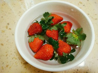 1、麋鹿奶油蛋糕,草莓清洗干净用盐水泡一会，之后沥干水分备用