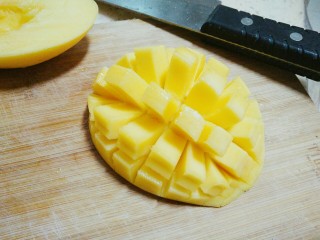 2、麋鹿奶油蛋糕,芒果对半切开，划花刀，芒果我用的香蜜芒，个头小用了两个，看大家自己夹心需要多少，