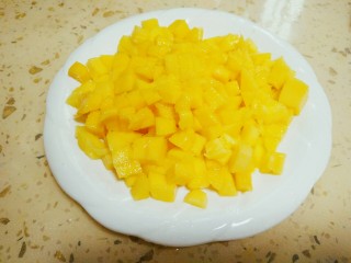 3、麋鹿奶油蛋糕,再切成丁备用