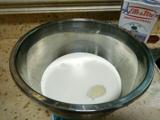 6、麋鹿奶油蛋糕,夹心淡奶油加入35克糖