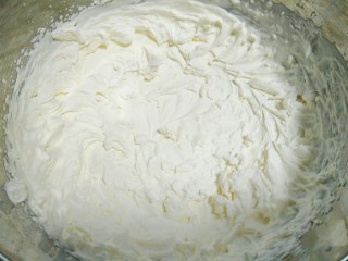7、麋鹿奶油蛋糕,奶油打发至有清晰纹路