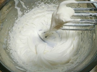 13、麋鹿奶油蛋糕,取抹面淡奶油加入15克糖，打至奶油不流淌，要比夹心软一点，如图所示