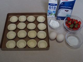 1、草莓蛋挞,准备好材料