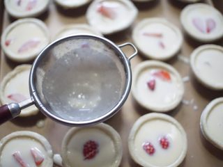 7、草莓蛋挞,再将蛋黄糊通过网筛倒入蛋挞皮中,倒九分满