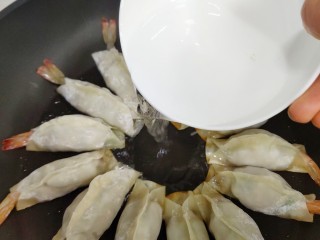 7、猪肉大虾煎饺,加入半碗清水，盖上盖子。
