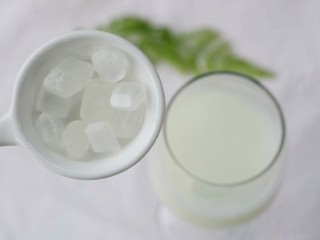 3、好喝到舔杯的奶香玉米汁,加入冰糖至融化。