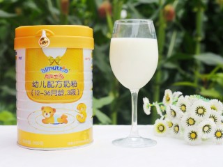 4、好喝到舔杯的奶香玉米汁,牛奶备好。