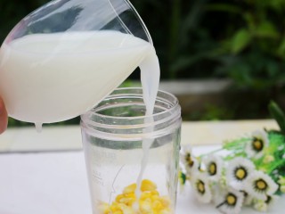 7、好喝到舔杯的奶香玉米汁,加入牛奶。