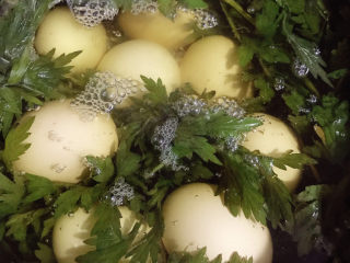 11、艾草煮蛋,煮开了