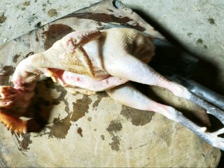 2、铁锅糊米鸡,看着辣么大一只，清理完后就这点肉~