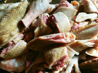 3、铁锅糊米鸡,鸡肉切成小块。不需要任何处理，切断就行。