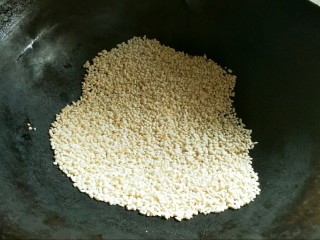 4、铁锅糊米鸡,糯米下锅，慢慢抄糊米。