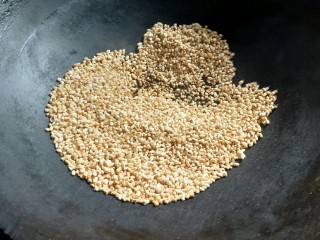 5、铁锅糊米鸡,炒到焦黄就好了。