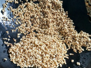 6、铁锅糊米鸡,加一点油。大概20ml就行，多了会油腻。