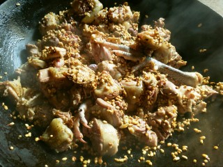 8、铁锅糊米鸡,鸡肉炒到变色。